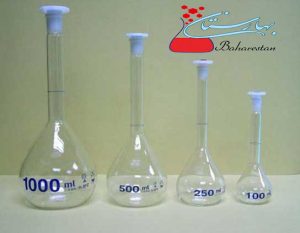 بالن ژوژه شیشهای با درپوش پلاستیکی در چند سایز، قرار گرفته روی میز آزمایشگاه